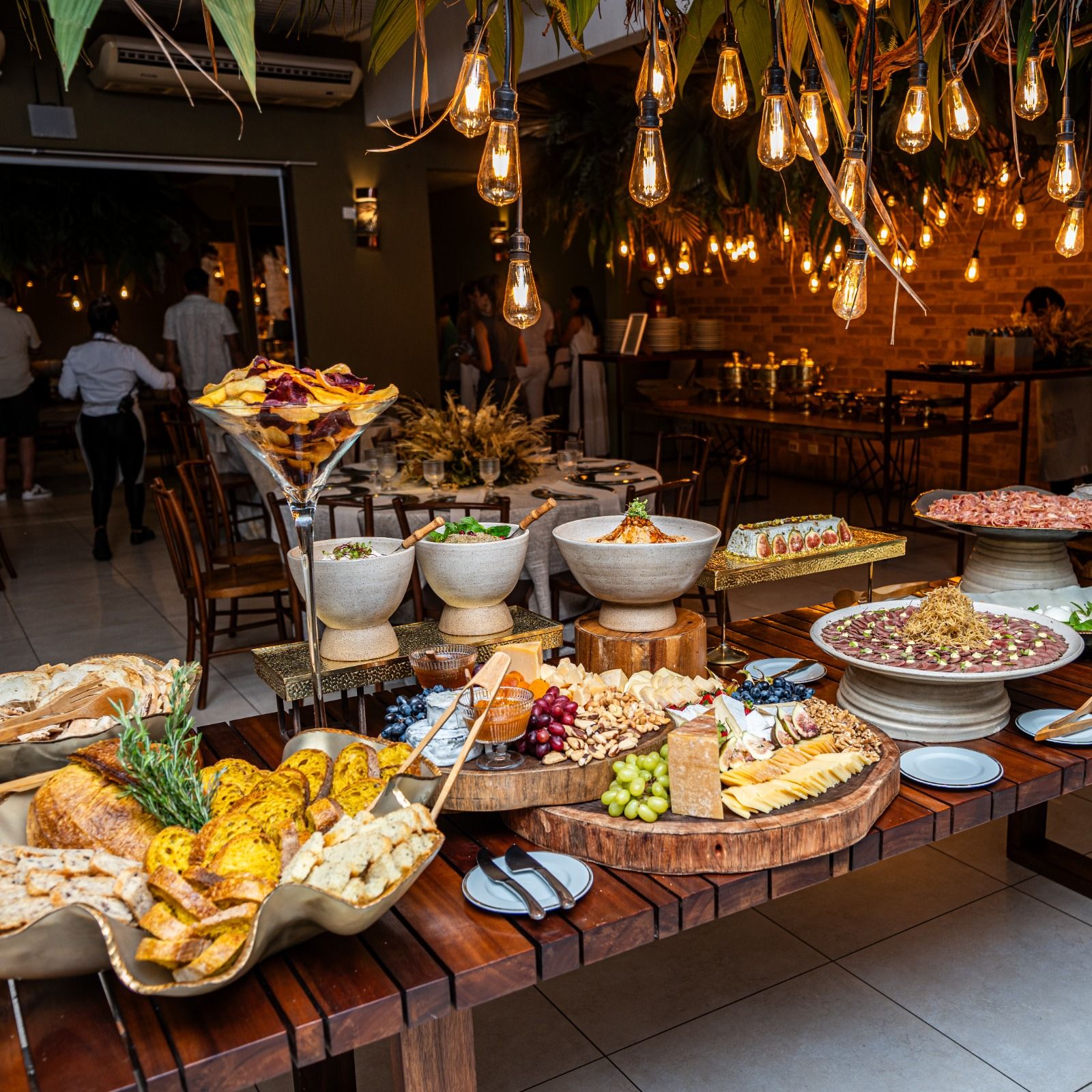 Mesa de buffet do Reveillon Sobre o Mar, com iluminação de festa