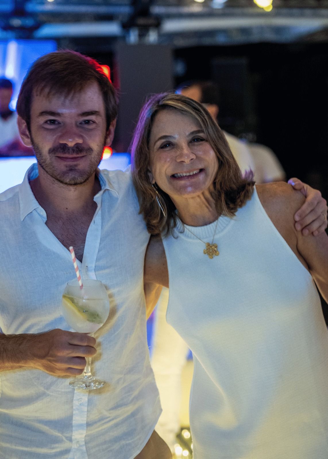 Casal brindando no Reveillon Sobre o Mar