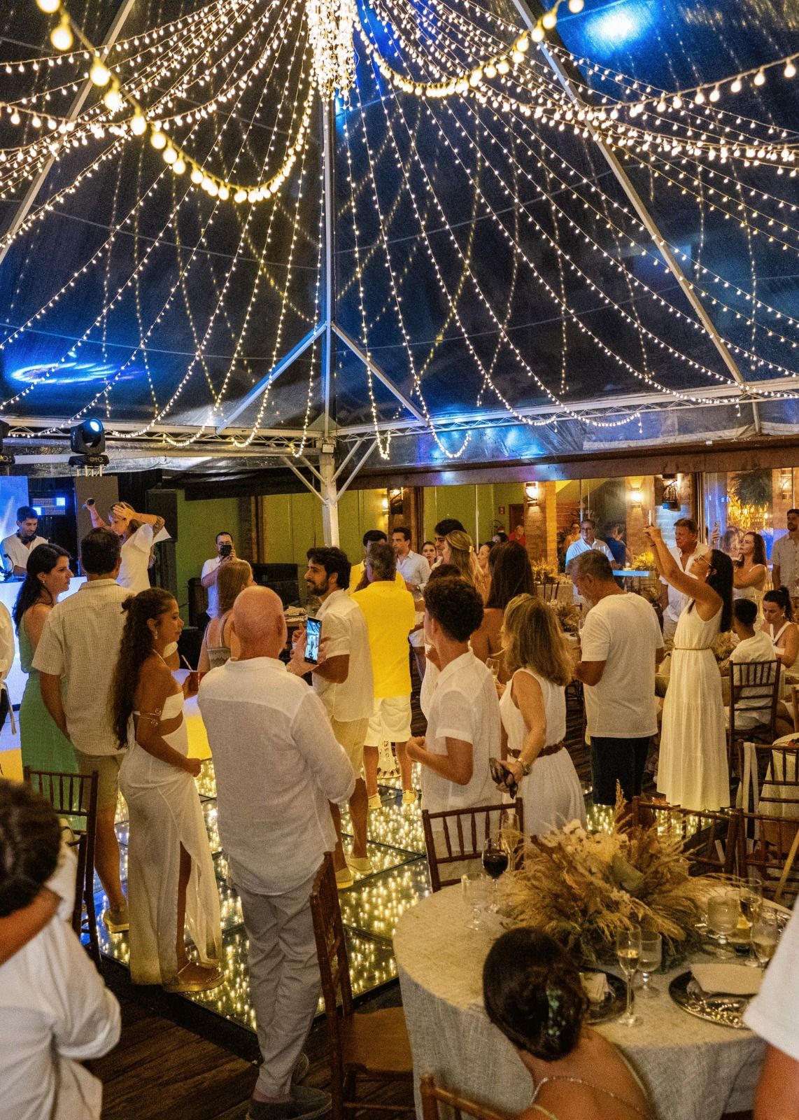 Pista de dança decorada com luzes