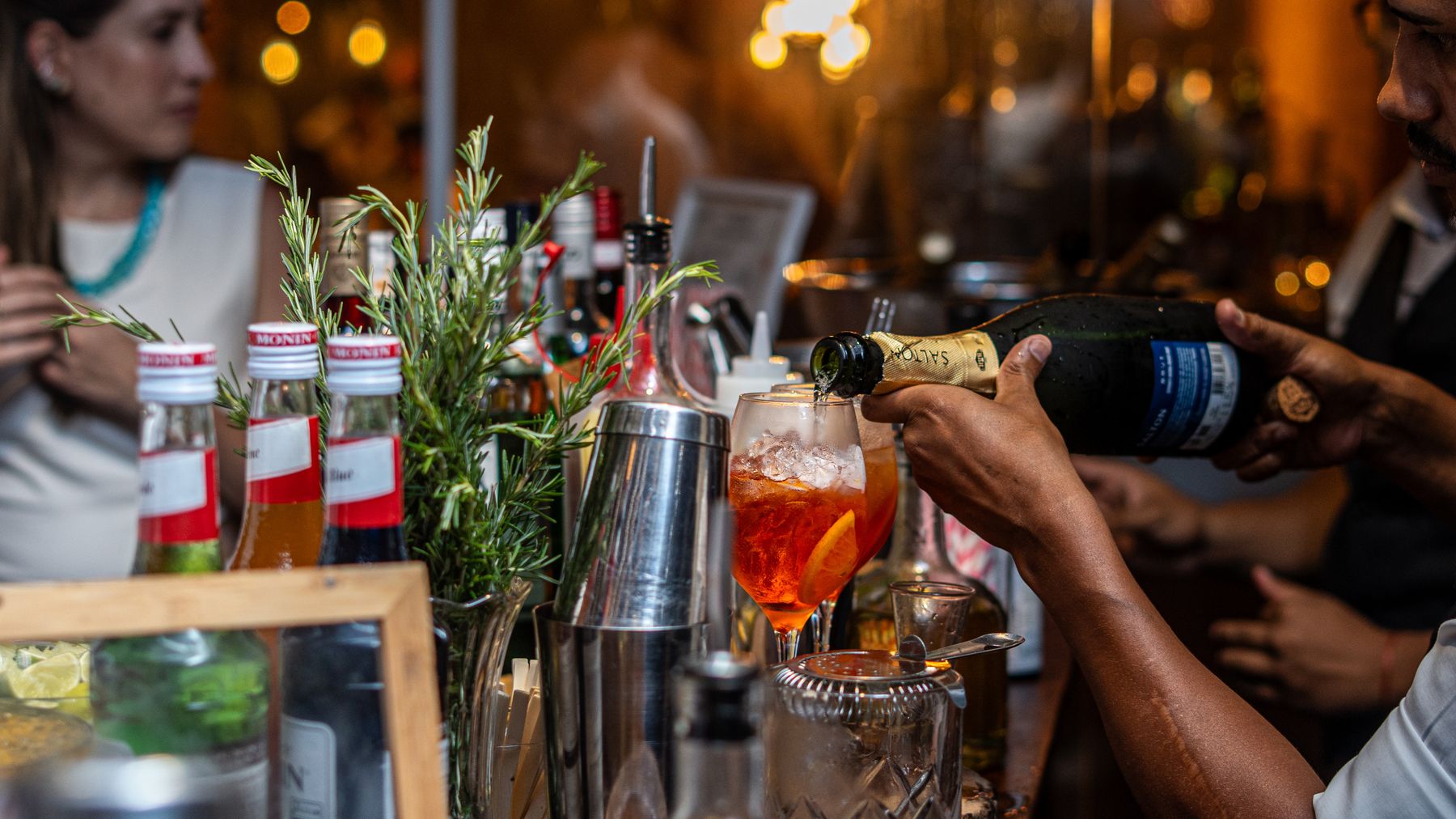 Bartender preparando drinks no Reveillon Sobre o Mar